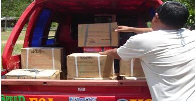 G-Watch-Loading-textbooks-for-shipment-to-a-difficult-to-reach-elementary-school